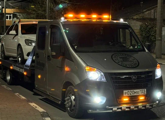 улыбаюйщийся человек в машине